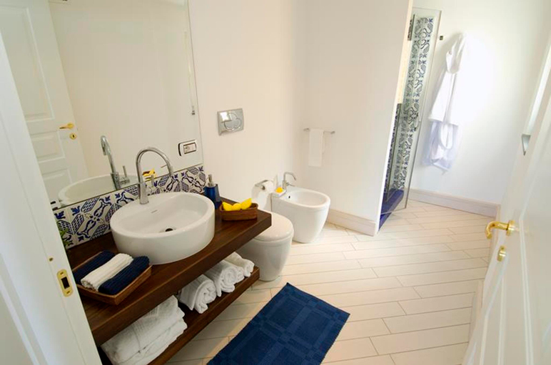 Bathroom 5, Villa Calliope, Napoli