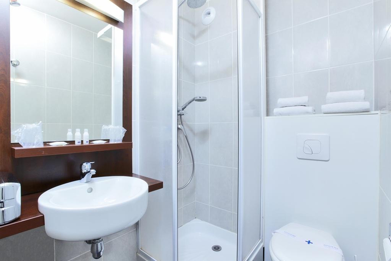 Bathroom 4, KYRIAD PERPIGNAN – Aéroport, Pyrénées-Orientales