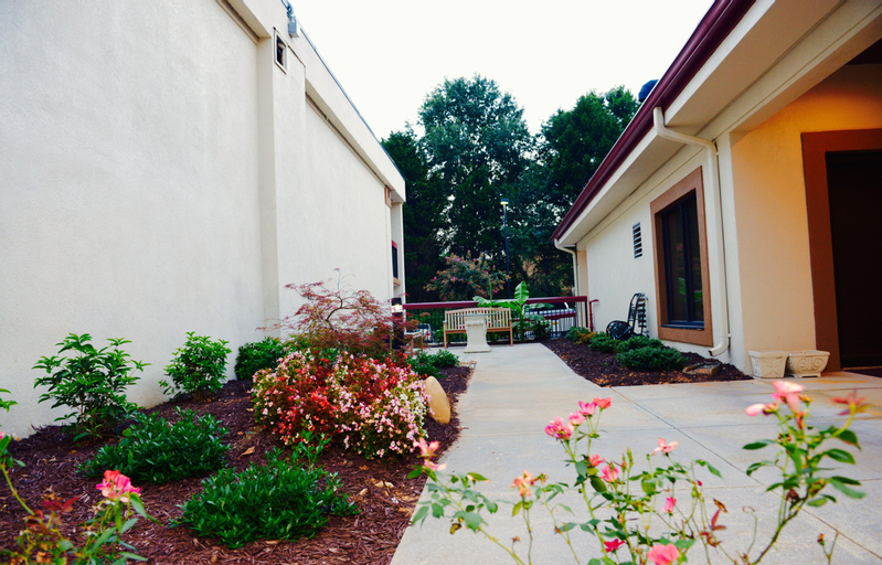 Red Roof Inn & Suites Commerce - Athens, Banks