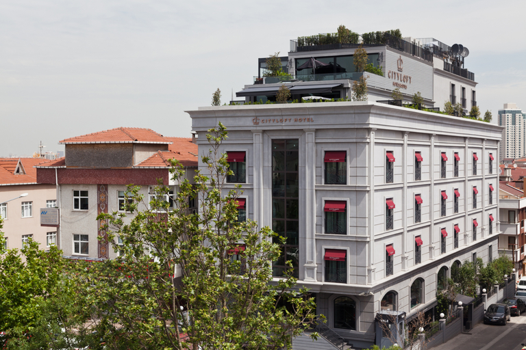 Exterior & Views