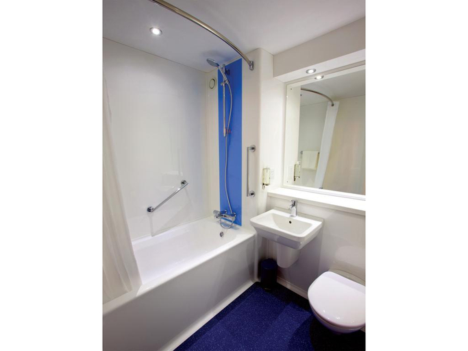 Bathroom, Travelodge Medway M2, Medway