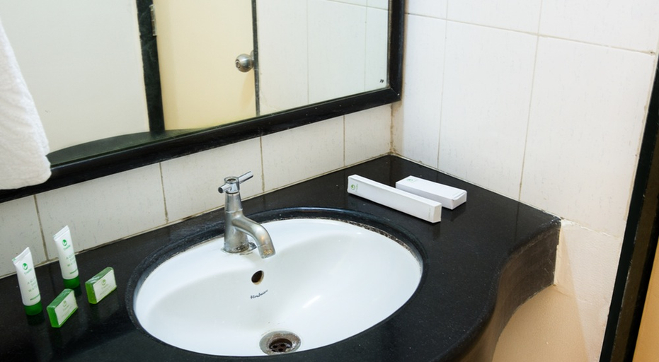 Bathroom 4, Treebo Niraali Executive, Hinjewadi, Pune
