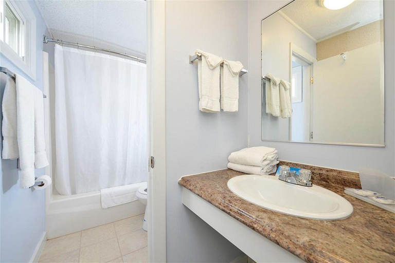 Bathroom 4, Americas Best Value Inn Cottages Wells Ogunquit, York
