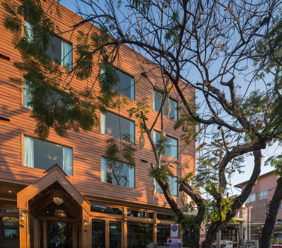Exterior & Views