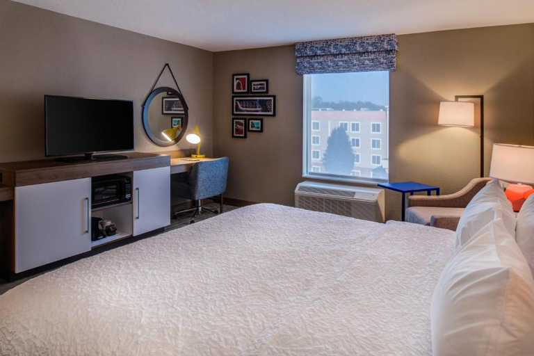 Bedroom 3, Hampton Inn & Suites Wixom, Oakland