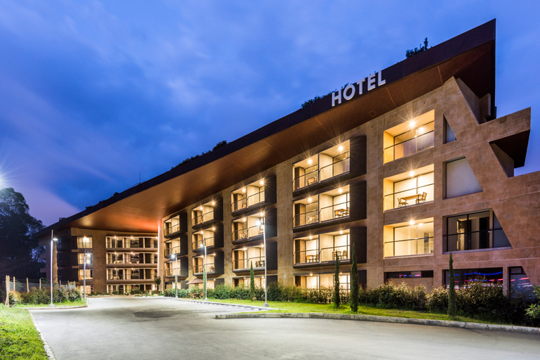 Exterior & Views