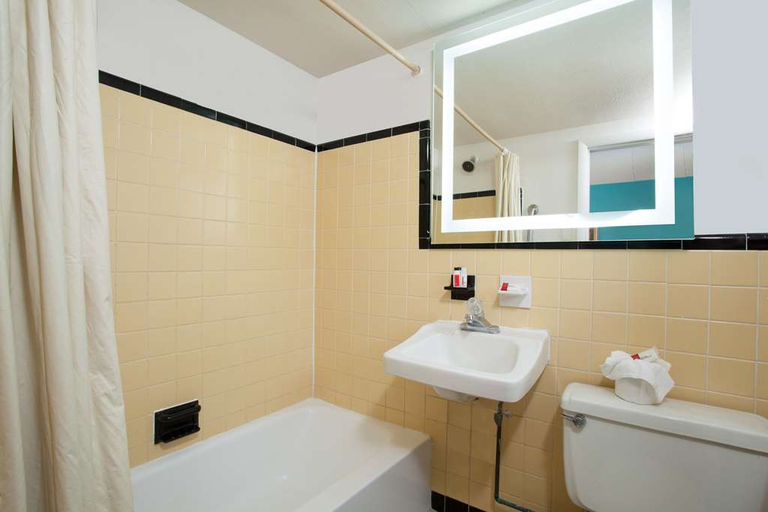 Bathroom, Boardwalk Hammock Inn & Suites Wildwood Beach Hote, Cape May