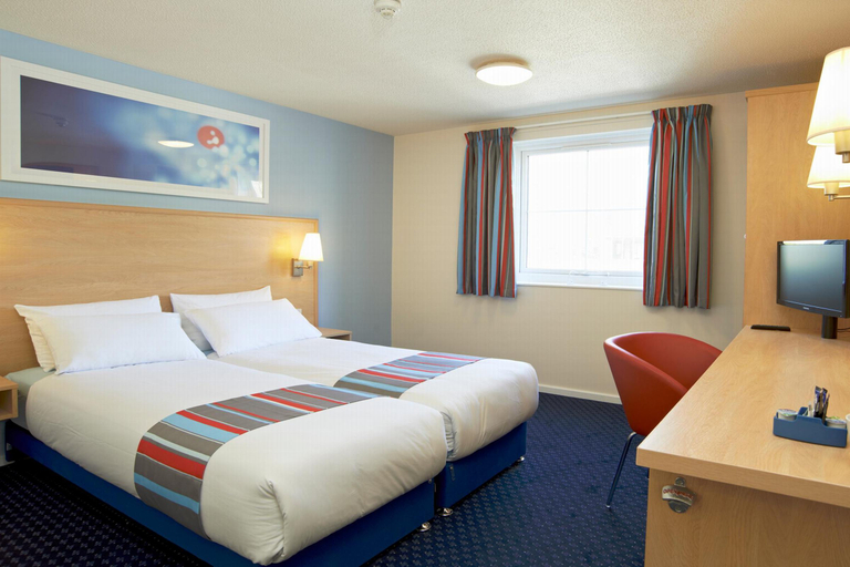 Bedroom 2, Travelodge Barnsley, Barnsley