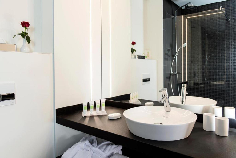 Bathroom 4, Airport Plaza Hotel, Hamburg-Airport, Segeberg