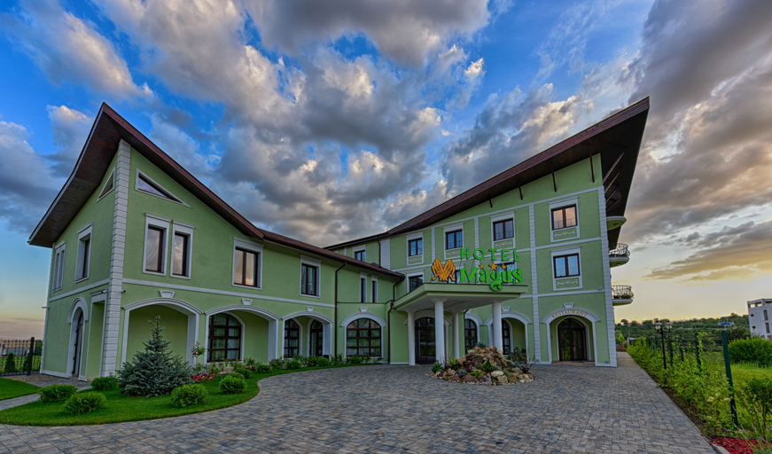 Exterior & Views