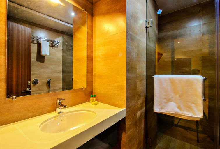Bathroom 4, Super Townhouse Oak Times Square Le Western, Mumbai Suburban