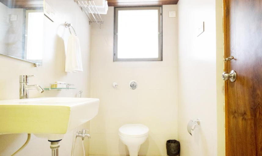 Bathroom 4, J Esvi, Mumbai Suburban