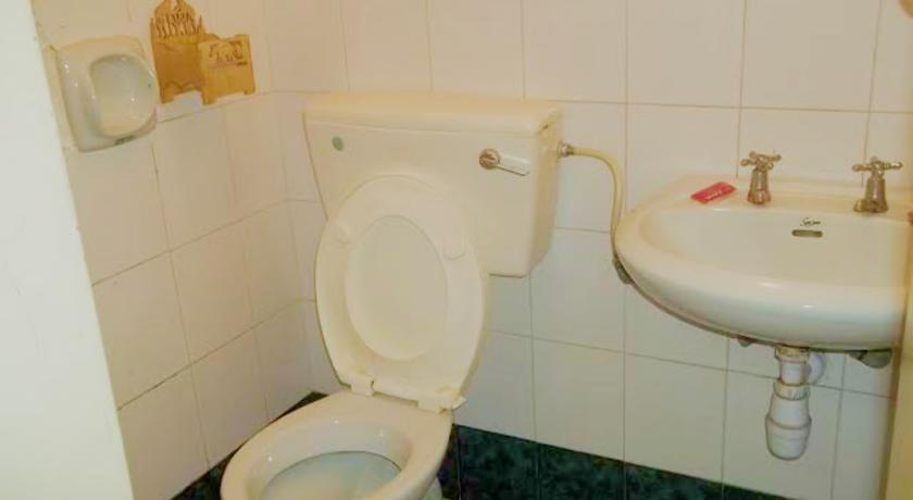 Bathroom, White Star Hotel, North Imenti