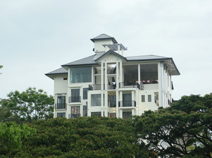 Exterior & Views