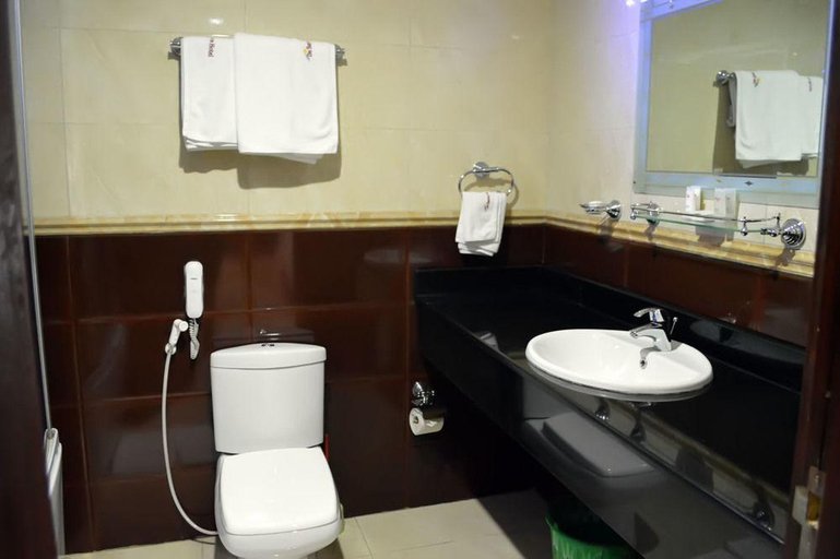 Bathroom 4, De Santos Hotel, Ikeja