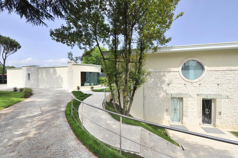 Exterior & Views