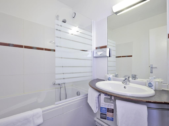 Bathroom 5, Kyriad Prestige Les Sables D Olonne Plage Centre Des Congres, Vendée