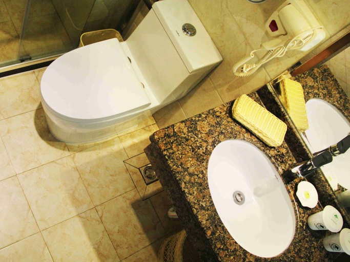 Bathroom 5, GreenTree Inn Qingdao SDUST Express Hotel, Qingdao