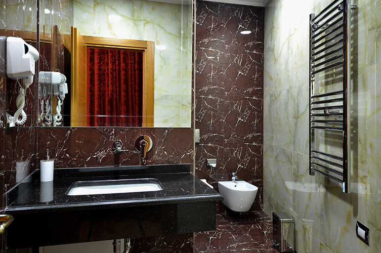 Bathroom 5, Hotel Austria, Tiranës