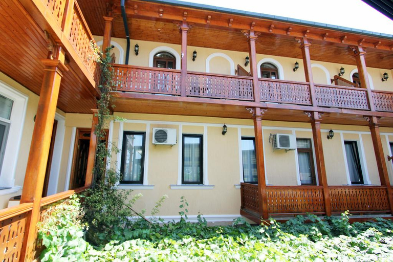 Exterior & Views