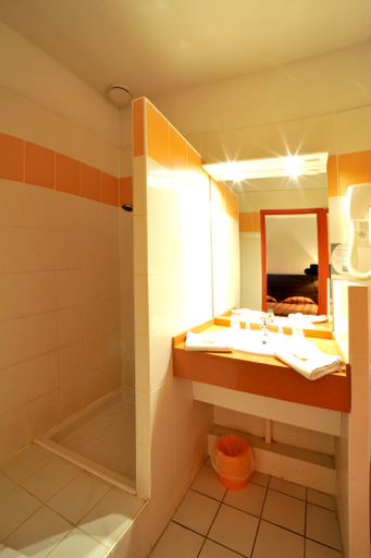 Bathroom, Urban by balladins Perpignan, Pyrénées-Orientales
