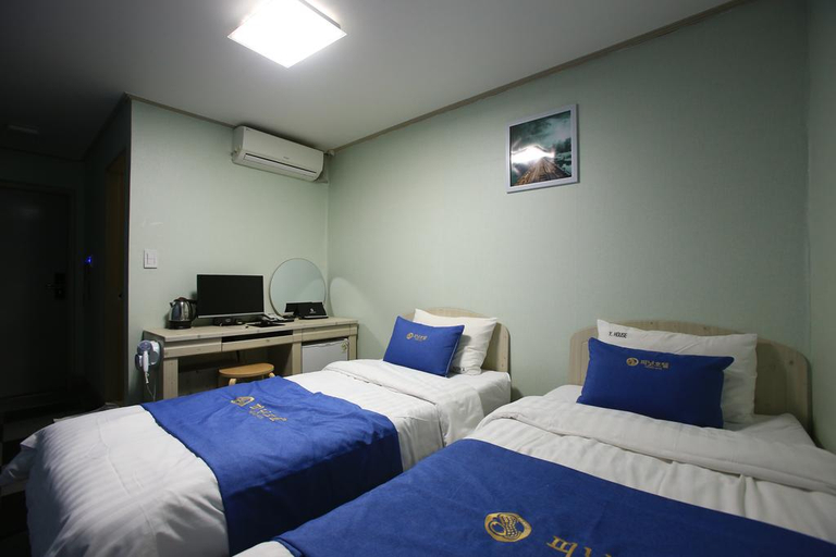 Bedroom 4, Peanut Hotel, Jongno