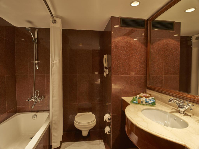 Bathroom, Club Mahindra White Meadows Manali, Kullu