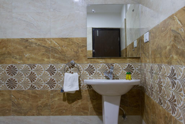 Bathroom 4, Fabhotel Lotus Hitech City, Hyderabad