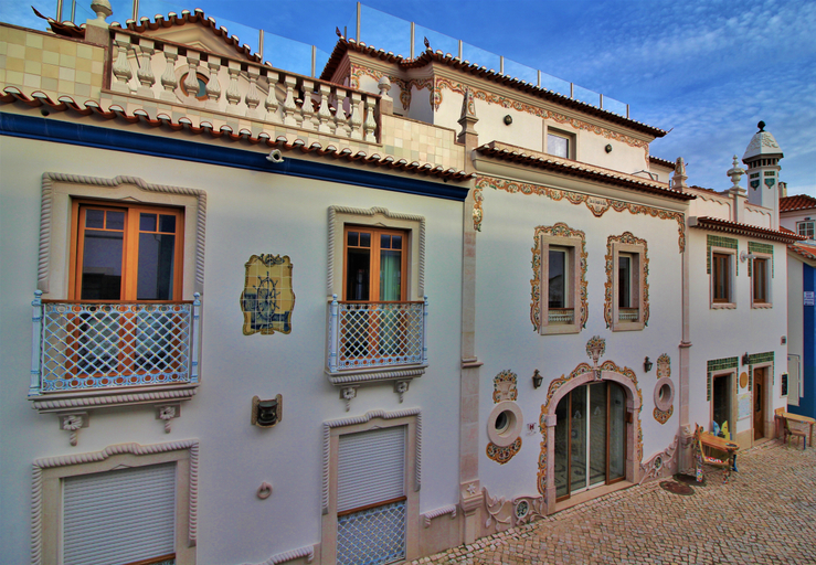 Exterior & Views