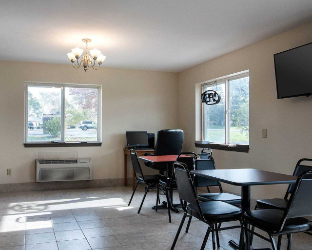 Others 5, Econo Lodge Inn & Suites Farmington, Ontario