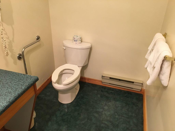 Bathroom 4, Knights Inn Colonial Fireside Inn, Renfrew