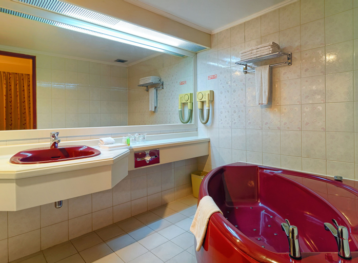 Bathroom 13