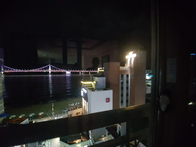 Food & Drinks, Maritimo Pension, Suyeong