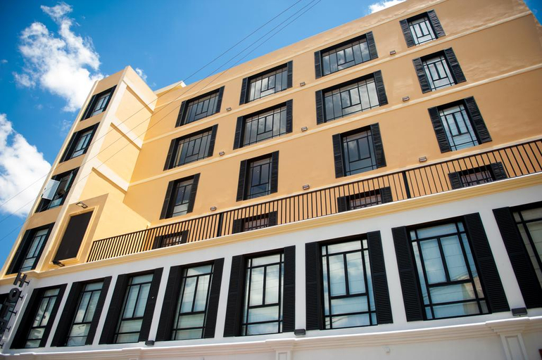 Exterior & Views