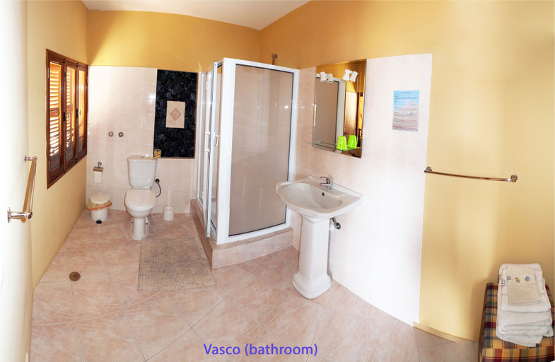 Bathroom 4, Solar Windelo