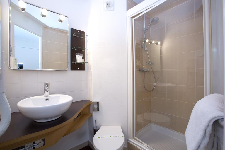 Bathroom 4, Ibis Styles Bordeaux Beglès Arena, Gironde