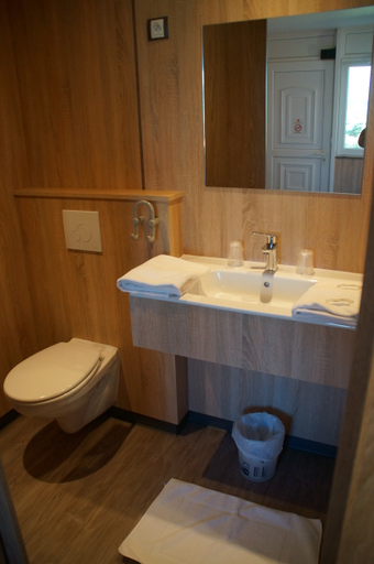 Bathroom 4, The Originals Access, Hôtel Aurillac Aéroport, Cantal