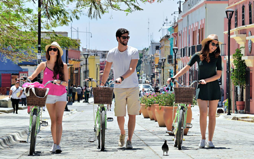Public Area 4, Los Amantes, Del Centro