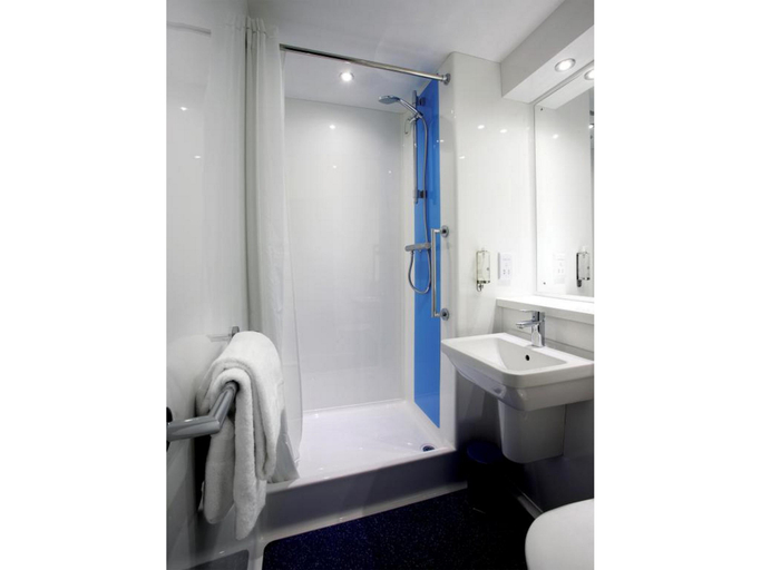 Bathroom 4, Travelodge Oxford Peartree, Oxfordshire