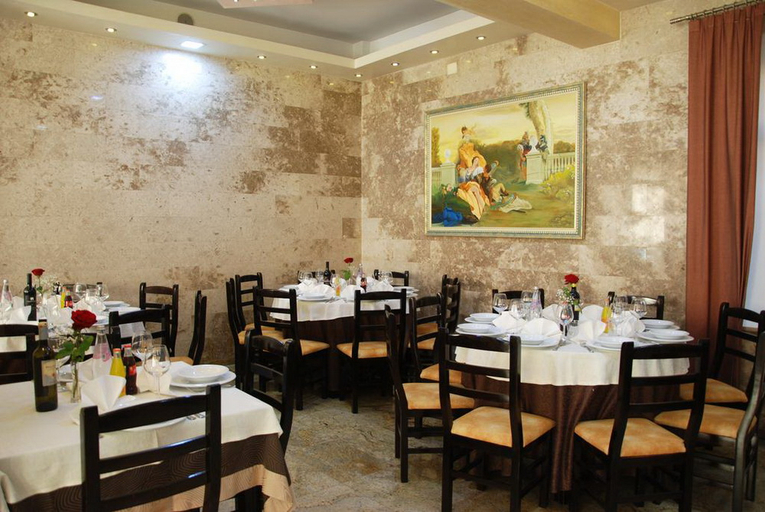 Food & Drinks 4, Gega Hotel Berat, Beratit
