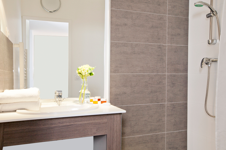 Bathroom, Sejours & Affaires Montreuil, Seine-Saint-Denis