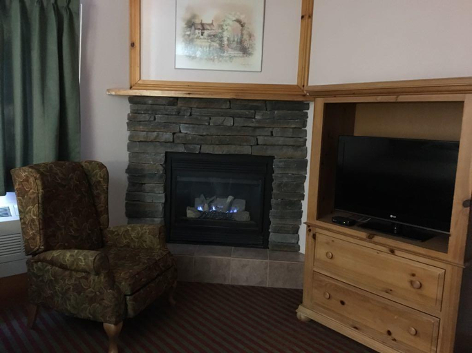 Public Area 2, Knights Inn Colonial Fireside Inn, Renfrew