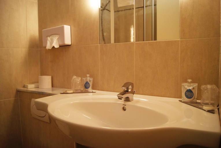 Bathroom 4, The Originals City Hotel Hippocampe Sete Balaruc, Hérault