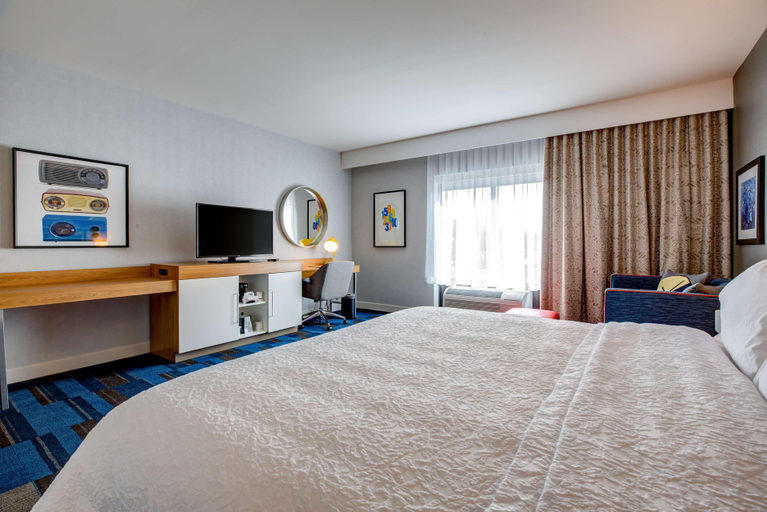 Bedroom 3, Hampton Inn Boston/Waltham, Middlesex