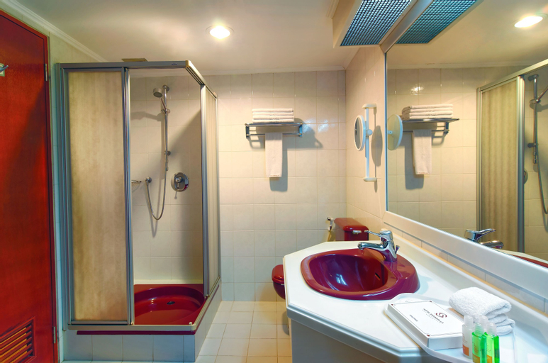 Bathroom 10