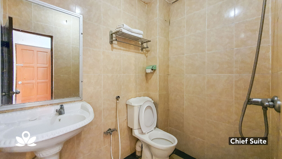 Bathroom 4, ZEN Rooms Uptown Beach Resort, Manjung