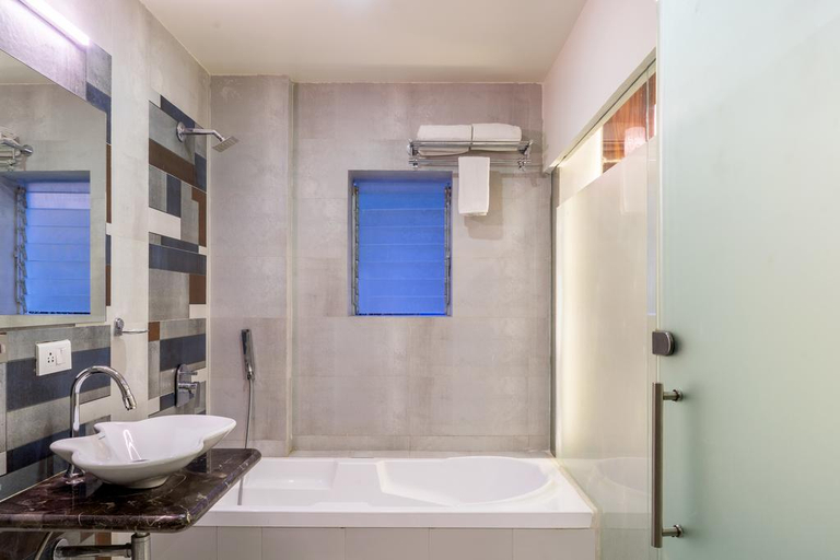 Bathroom 4, Treebo 7 Cepl, Mumbai Suburban