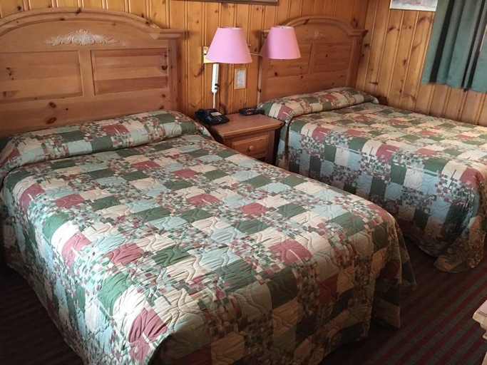 Bedroom 3, Knights Inn Colonial Fireside Inn, Renfrew