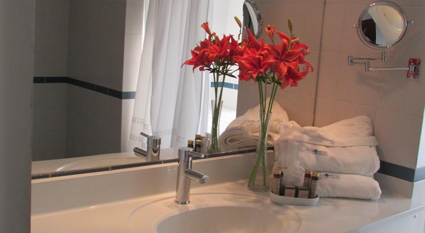 Bathroom 5, Isla Seca, Petorca