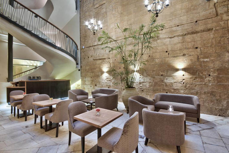 Public Area 5, 66 Saint Pauls & Spa